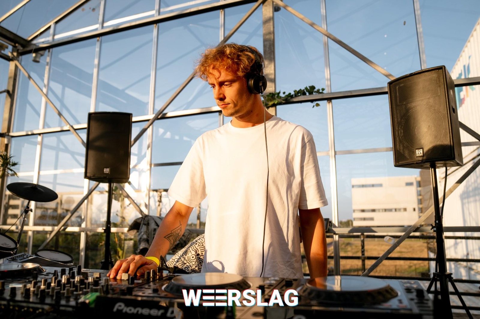 Reeses Track behind the decks at Weerslag